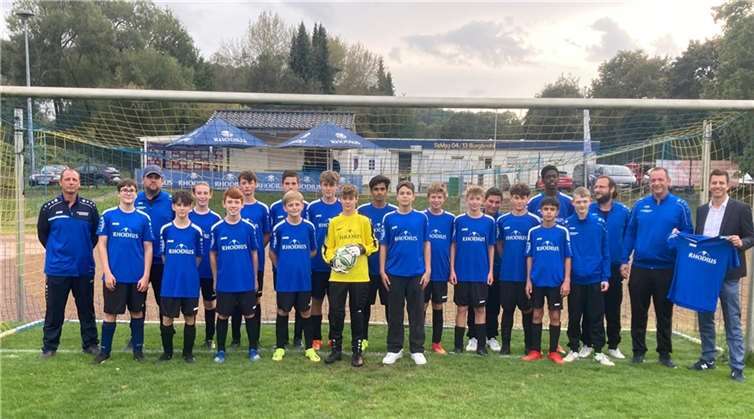 Geschäftsführer Hannes Tack (r.)von Rhodius Mineralquellen überreichte die Trikots persönlich.  Foto: privat