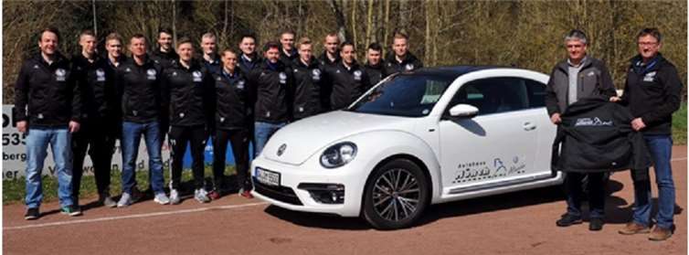 Geschäftsführer Harald Mönch übergab die neuen Jacken.