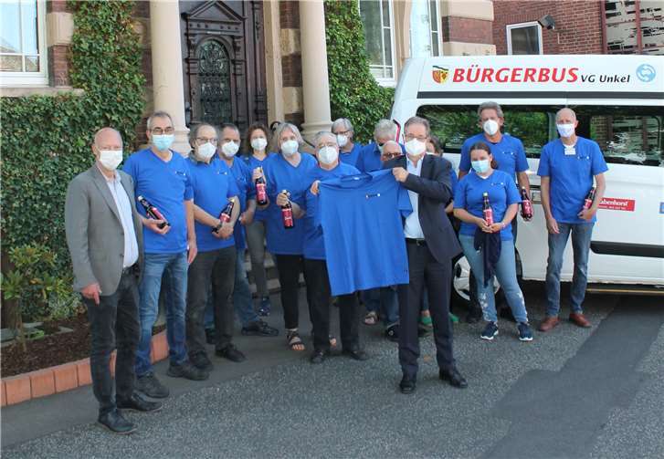Geschäftsführer Haus Rabenhorst K.-J. Philipp (Mitte) überreicht dem Team Bürgerbus im Beisein des 1. Beigeordnete der VG Unkel Dr. Jörg Scheinpflug und Teamleiter Holger Diedenhofen (1. und 2. v.l.) einheitliche T-Shirts.Foto: privat