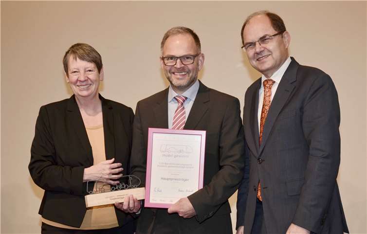 Geschäftsführer Heinz Werner Meurer (Mitte) hat in Berlin im Rahmen der Preisverleihung den Gewinn in Anwesenheit von Frau Dr. Barbara Hendricks (Bundesministerium für Umwelt, Naturschutz, Bau und Reaktorsicherheit) sowie von Herr Christian Schmidt (Bundesministerium für Verkehr und digitale Infrastruktur) entgegennehmen dürfen. Foto: privat