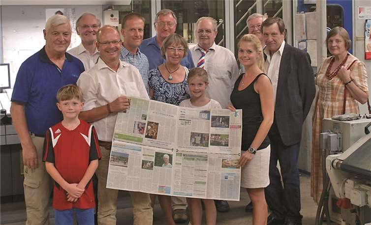 Geschäftsführer Hermann Krupp (4.v.l.) und Junior-Chefin Susanne Krupp (4.v.r.) erklären den Besuchern aus Bendorf und Vallendar die vielfältigen Aspekte der Zeitungsproduktion. ROB