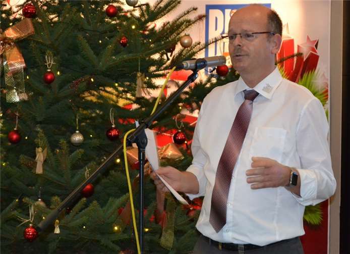 Geschäftsführer Hermann Krupp begrüßte die kleinen und großen Gäste zur Wunschweihnachtsfeier im Krupp Medienzentrum in Sinzig.