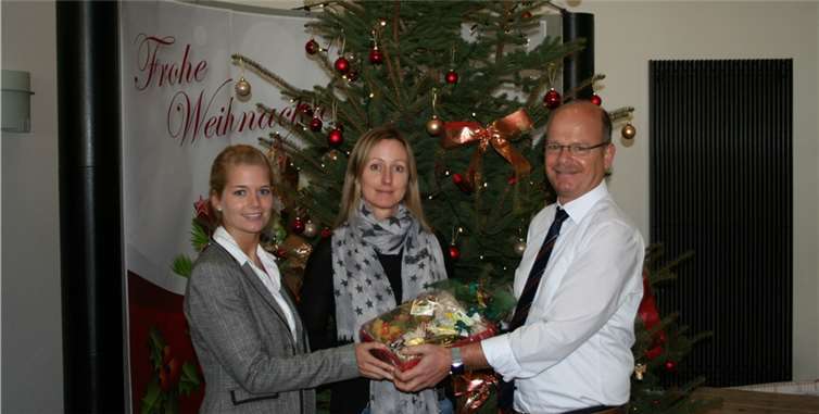 Geschäftsführer Hermann Krupp (r.) und Prokuristin Susanne Krupp (l.) gratulierten Melanie Herschbach zu ihrem Jubiläum. DR