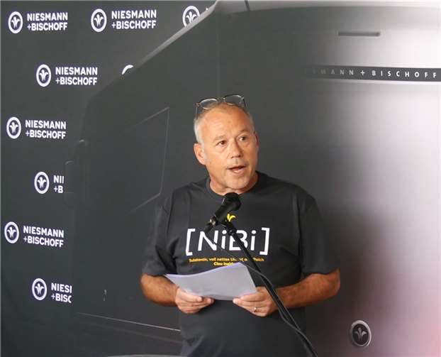 Geschäftsführer Hubert Brandl stellte das Unternehmen und die umweltfreundlichen Maßnahmen und Projekte bei Niesmann+Bischoff vor.