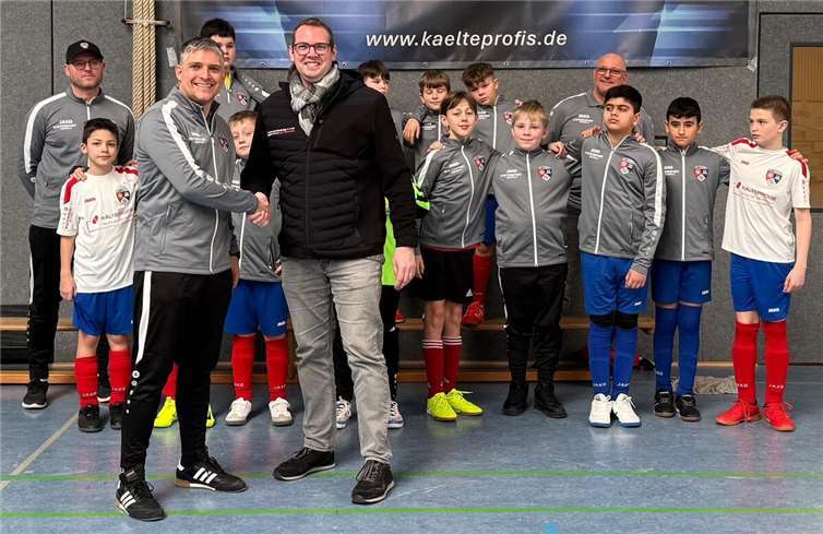 Geschäftsführer Jan Zender mit der E-Jugend.  Foto: privat