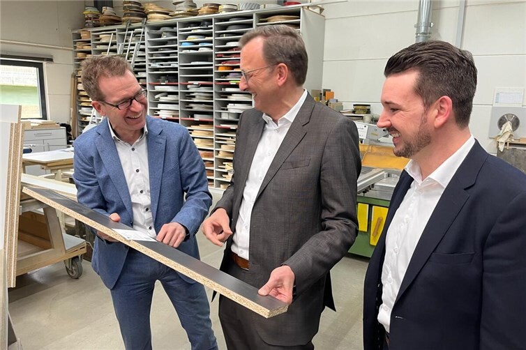 Geschäftsführer Jürgen Keiper (links) gewährte dem Bundestagsabgeordneten Josef Oster (Mitte) und dem Bad Emser Stadtbürgermeister Oliver Krügel einen Einblick in die tägliche Arbeit in der Werkstatt.