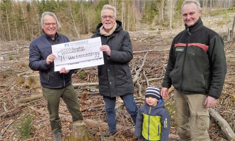 Geschäftsführer Jürgen Mäurer (v.li.) ließ sich von Joachim Türk vom Kinderschutzbund sowie Revierförster Detlev Nauen (und dessen Sohn Leo) die Fläche am Delle Weg in Höhr-Grenzhausen zeigen, während die letzten Bäumchen ihre neue Heimat fanden. Damit haben die Westerwald-Kinder mit ihren Freund*innen und Partner*innen bereits 2.000 Bäumchen gepflanzt. Und die nächste Aufforstung ist bereits ausgewählt. Fotos: privat
