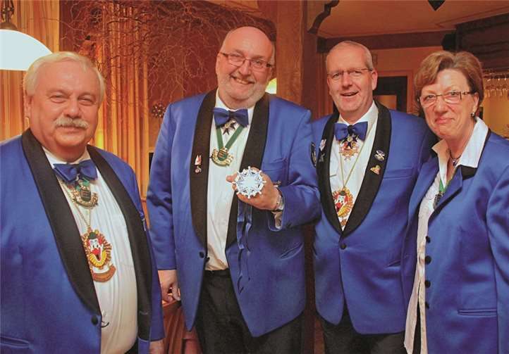 Geschäftsführer Karl-Heinz Schönenberg (v.l.), Erster Vorsitzender Jürgen Schöneweiß, 2. Vorsitzender Andreas Mirbach und Kassiererin Marlies Lanzrath präsentieren den neuen Sessionsorden.