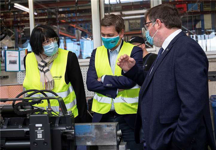 Geschäftsführer Klaus Durwen (v.r.) erläutert Christian Baldauf MdL und Anette Moesta seinen Betrieb.Foto: CDU