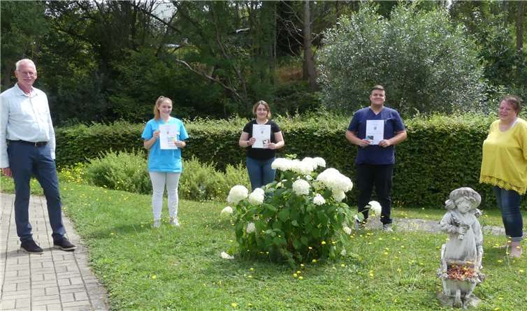 Geschäftsführer Klaus Vitten (1.v.l.) gratuliert zusammen mit Praxisanleiterin Anke Klein (1.v.r) zu den erfolgreichen Berufsabschlüssen von Leonie Mudra, Lea Selbach und Domenik Lenz (Mitte v.l.n.r.).Foto: Privat