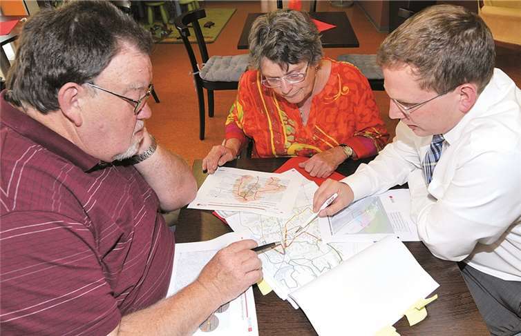 Geschäftsführer Lars Hörnig (r.) erläuterte Emery Olck und Regina Pickel-Bossau die geplanten Änderungen. privat