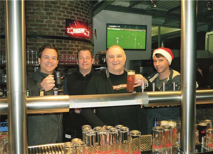 Geschäftsführer Malte Tack (li.) und seine Jungs freuen sich, dass der Weihnachtsmarkt so gut angenommen wird. FRE