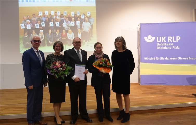 Geschäftsführer Manfred Breitbach (links) und die stellvertretende Geschäftsführerin Klaudia Engels (rechts) verabschieden Andreas Hacker, hier mit Ehefrau Gabi und Tochter Maike, offiziell in den Ruhestand. Privat