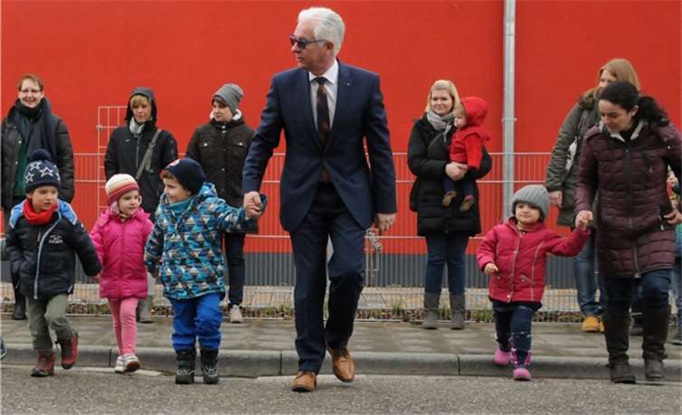 Geschäftsführer Manfred Breitbach wirbt in rheinland-pfälzischen Kitas als Botschafter für Verkehrssicherheit. Zusammen mit Partnern stellt er die Vorschul-Aktion „Sicher zur Schule“ vor, die mit Elternratgeber und Arbeitsheften für die Kinder das Verkehrssicherheitstraining unterstützt.UKRLP