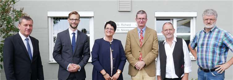 Geschäftsführer Manfred Sunderhaus (li.) freut sich, zur Eröffnung der neuen Tagespflege im Ignatius-Lötschert-Haus zahlreiche Ehrengäste begrüßen zu dürfen: Verbandsbürgermeister Ulrich Richter-Hopprich, Geschäftsführerin Elisabeth Disteldorf, Ortsbürgermeister Christoph Büttner, Einrichtungsleiter Franz Schmitz und Fördervereinsvorsitzender Uli Schmidt. -GBA-