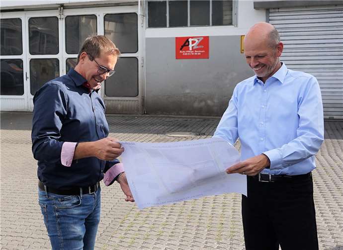 Geschäftsführer Mario Pommer und Projektleiter Hans-Josef Neubauer freuen sich auf den Neubau der Werkstatthalle.