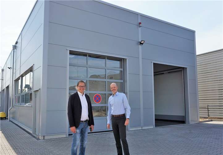 Geschäftsführer Mario Pommer und Serviceleiter Hans-Josef Neubauer präsentieren das neue Nutzfahrzeug Servicezentrum.Fotos: FF