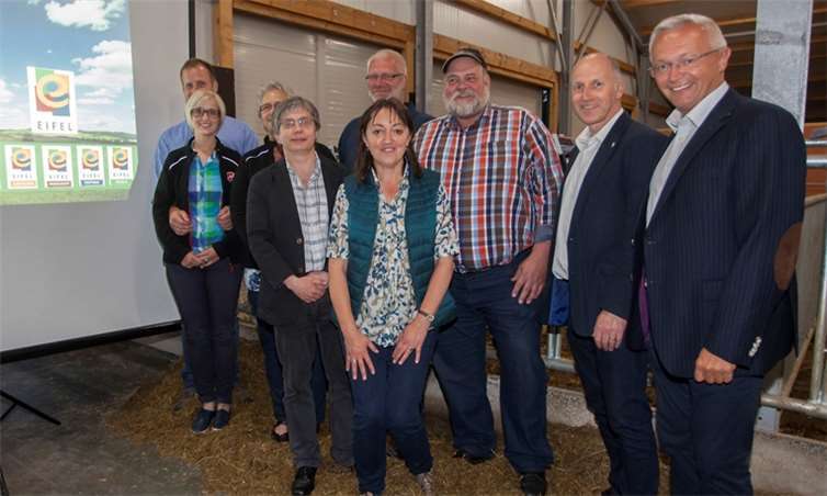 Geschäftsführer Markus Pfeifer (2. v. r.) gab auf dem Rehhof einen authentischen Einblick in die Entwicklung und Strukturierung der erfolgreichen „Regionalmarke Eifel“.  Kreisverwaltung Neuwied