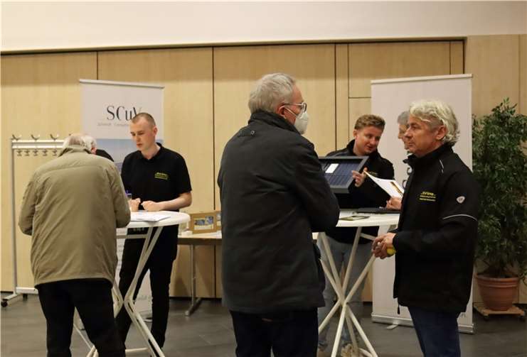 Geschäftsführer Markus Schmidt (rechts) und seine Mitarbeiter im Beratungsgespräch mit Interessenten.  Foto: VG Montabaur, Melissa Gundlach-Schmidt