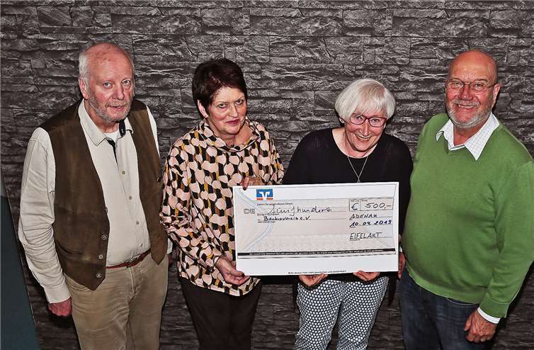 Geschäftsführer Mike Henneberger (l.) und Vorsitzende Dietlind Greifenhagen (2. v. l.) überreichen einen Scheck über 500 Euro an die Vorsitzende Gisela Freier und ihren Stellvertreter Wolfgang Freier vom Backesverein Reifferscheid.Foto: SES
