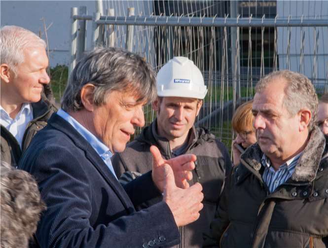Geschäftsführer Norbert Schaffrath (l.) beantwortet die vielen Fragen…