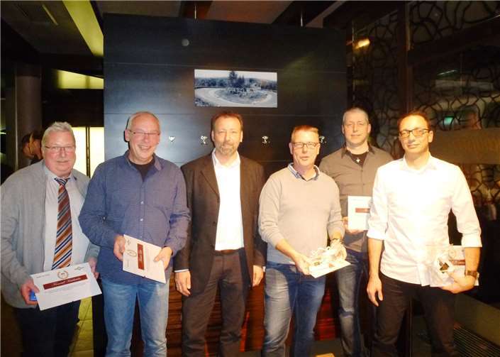 Geschäftsführer Oliver Follmann (3. v. l.) ehrte (v. l.) Konrad Haubrichs, Karsten Last, Jörg Schäfer, Arno Retterath und Thomas Falkensteine.  privat
