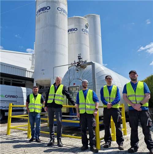 Firma CARBO: Hönningens Spezialist für natürliche Kohlensäure Geschäftsführer Oliver Kik (2. v.l.) mit einemTeil seiner Mannschaft vor den CO2-Speicherbehältern- Fotos: AWi
