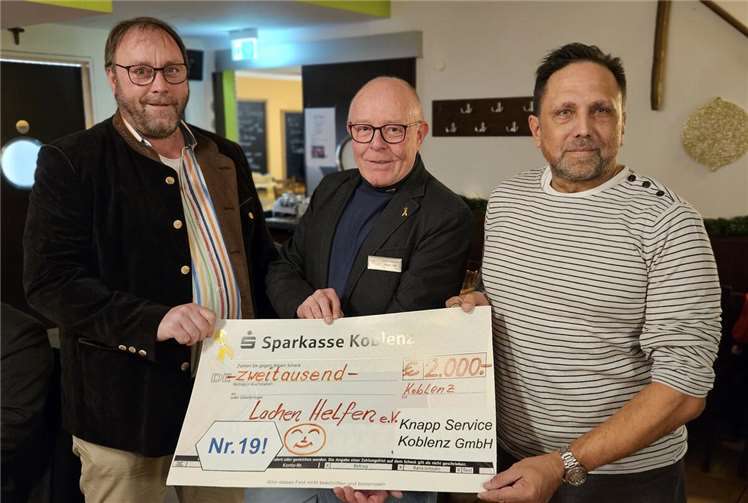 Geschäftsführer Oliver Mittelsdorf (re.) und Betriebsleiter Michael Zimmer (li.) übergeben den 19. Spendenscheck an Peter Olf. Foto: A. Volk