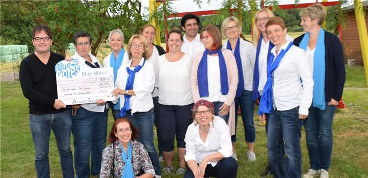 Geschäftsführer Oliver Stölben und sein engagiertes Frauen-Team Frau Poschwatta und Frau Willems vom Kinderheim Dr. Dawo zeigten sich über den musikalischen Einsatz erfreut.Foto: privat