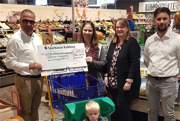 Geschäftsführer Parviz Azhari, Svenja Illmer (Geschäftsführerin Förderverein), Katja Hohn (Vorsitzende des Fördervereins) und Marktleiter Semir Jusic. Foto: privat