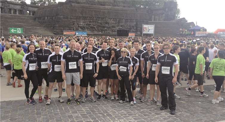 Geschäftsführer Patrick Doll (Mitte) ist zuversichtlich: Daumen hoch für sein Team.privat