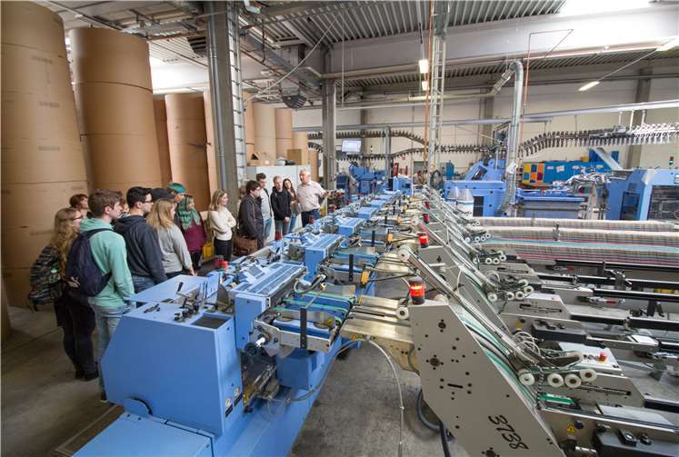 Geschäftsführer Peter Krupp erklärte den Schülern, wie die Maschinen funktionieren und was diese machen.