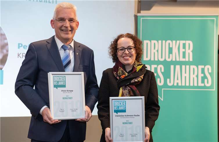 Geschäftsführer Peter Krupp präsentierte die Siegerurkunde während der festlichen Gala im Düsseldorfer Nikko-Hotel, daneben die Zweitplatzierte.