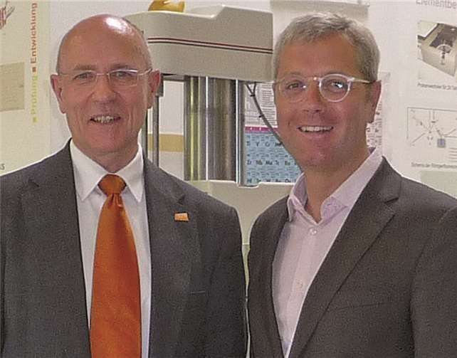 Geschäftsführer Professor Wolfgang Kollenberg führte Norbert Röttgen durch das Unternehmen. privat