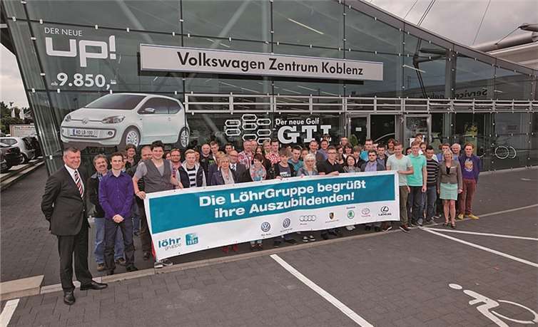 Geschäftsführer Ralf Schwammkrug und Ausbildungsleiterin Christine Kersten-Denkel begrüßten die Auszubildenden am Stammsitz der LöhrGruppe in Koblenz. privat