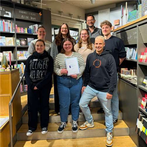 Geschäftsführer Robert Duchstein und Mitarbeitende aus der Buchhandlung in der Oberen Löhr freuen sich über die Auszeichnung. Quelle: Buchhandlung Reuffel