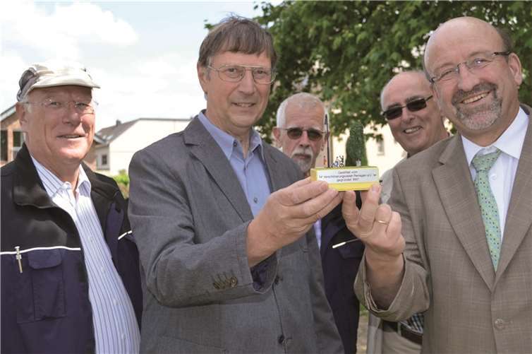 Geschäftsführer Rolf Lembke übergab im Beisein des Vorstands die Miniatur an Bürgermeister Herbert Georgi. v. l. Schatzmeister Bernhard Exner, Geschäftsführer Rolf Lembke, Vorsitzender Wolfgang Dahl, stellvertretender Vorsitzender Holger Smaritschnik und Herbert Georgi.AB