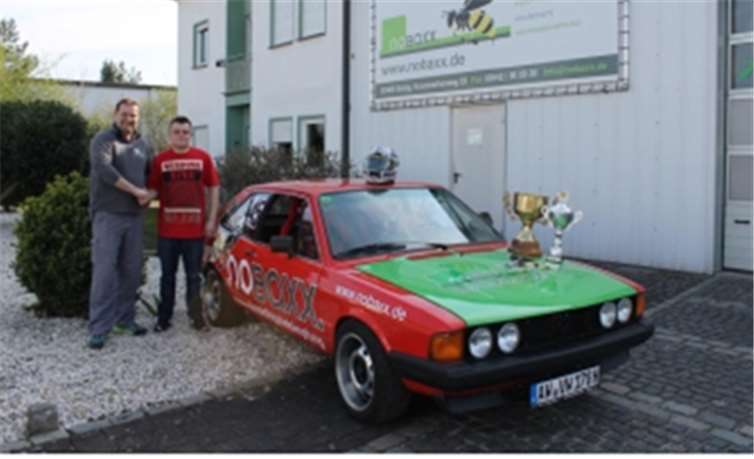 Geschäftsführer Roman Förster (l.; Firma noBaxx GmbH) mit Fahrer Pascal Heimermann. privat