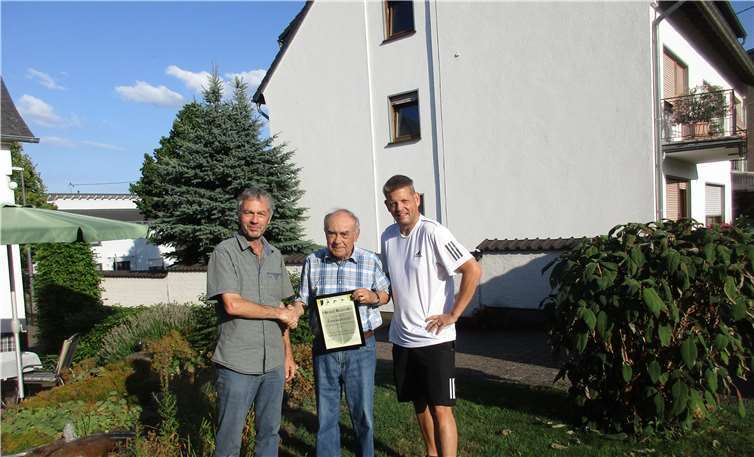 Geschäftsführer Rudi Vogel, Ehrenmitglied Helmut Korscheid, Abteilungsleiter Fußball Peter Becker (v.l.).Foto: privat