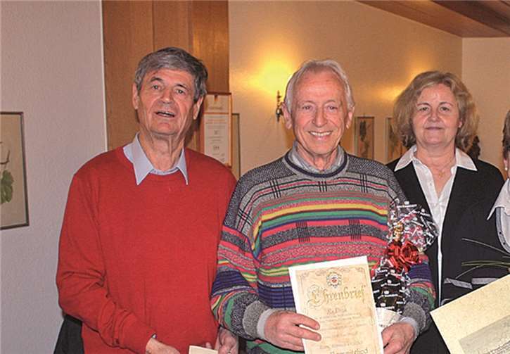 Geschäftsführer Rudolf Weichsel, Abteilungsleiterin Felicitas Rinke und der Vorsitzende Andreas Bauch gratulierten Maria Korf und Hermann Profitlich als Erste. DL