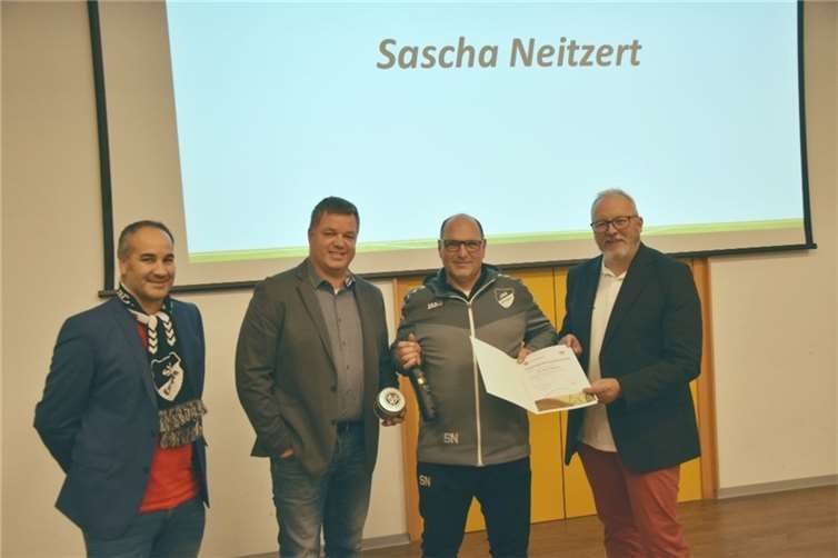 Geschäftsführer SV Ellingen 1923 e.V. Clemens Hasni, Vizepräsident Senioren, FVR Marco Schütz, Sascha Neitzert und Kreisvorsitzender Fußballkreis Westerwald/Wied Mike Leibauer. Foto: Marvin Conradi