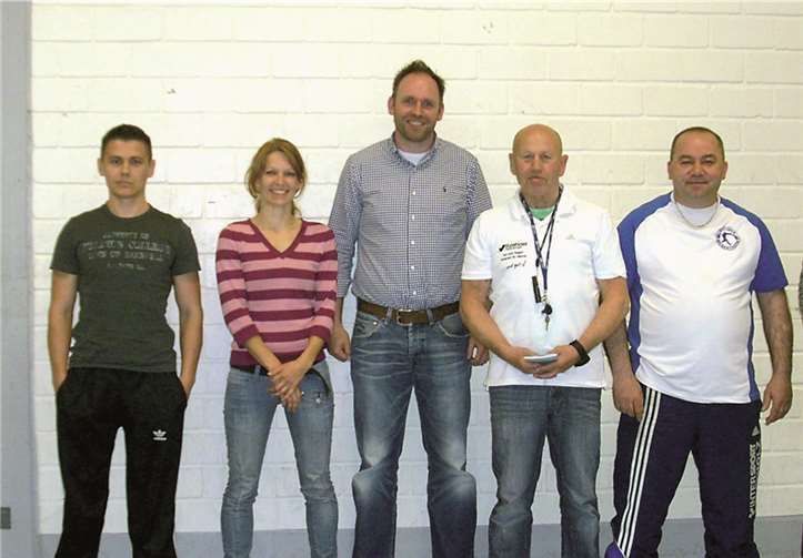 Geschäftsführer Serge Wunder, Frauenwartin Christina Nickenig, 2. Vorsitzender Martin Friedrich, der Erste Vorsitzende und Sportwart Heinz Ottersbach und Jugendwart Oktay Simsek (v.l.n.r.) bilden den neuen Vorstand der Box-Union Weißenthurm.privat