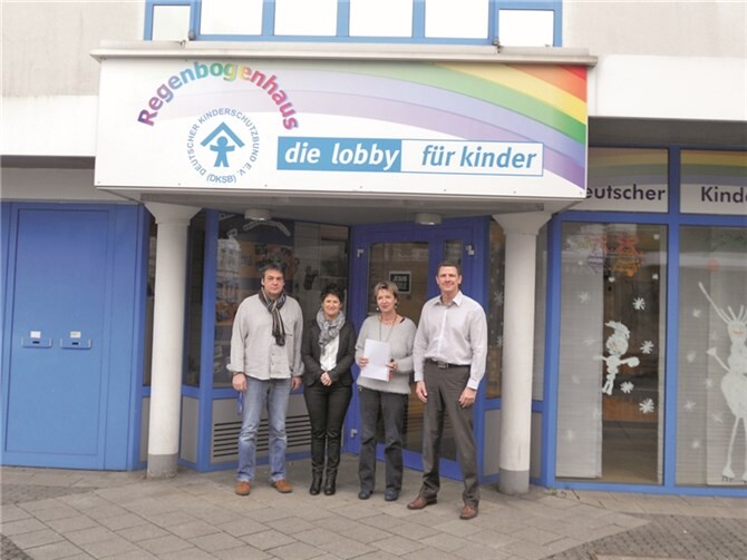 Geschäftsführer Stefan Braun und Irmtrud Gmünd mit Schatzmeisterin Mutgard Hein und Projektleiter Marc Stehle. DKSB