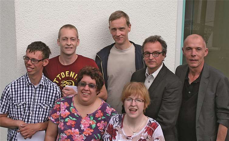 Geschäftsführer Stefan Möller (2. v. r.), Einrichtungsleiter Joachim Grundhewer (1. v. r.) sowie der Bewohnerbeirat Lukas Dymke, Andrea Münz und Carola Körbel (vorne) gratulierten Jan Hüllen und Michael Tebeck (Mitte) zu ihrem Dienstjubiläum.Privat