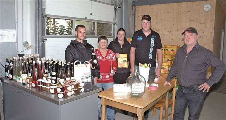 Geschäftsführer Thomas Marx und sein Team mit den hofeigenen Produkten. UM