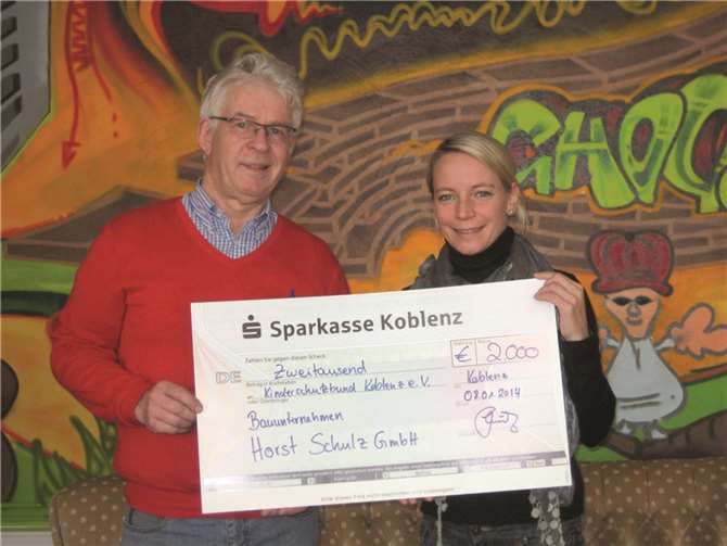 Geschäftsführer Thomas Schulz überreichte die großzügige Spende an Heike Krautkrämer.privat