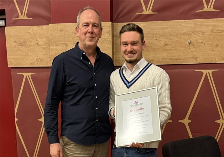 Geschäftsführer Thomas Sonntag gratulierte Dominik Fromm ganz herzlich. Foto: privat