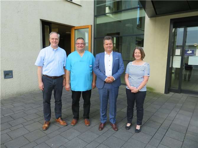 Angeregter Austausch zwischen Jürgen Dusel und führenden Klinikvertretern Geschäftsführer Thomas von Kessel, der Ärztliche Direktor Dr. Guido Ketter, Jürgen Dusel, der Beauftragte der Bundesregierung für die Belange von Menschen mit Behinderungen, und Birgit Heider-Neideck, die Leiterin der Medizinisch-beruflichen Rehabilitation (MBR) vor dem MBR-Gebäude. Copyright: BDH-Klinik Vallendar