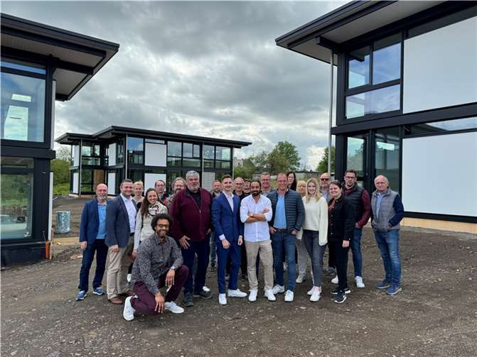 Geschäftsführer Tim Schughart präsentiert dem CDU-Team der VG-Mendig den neuen Campus für Start-Ups im Mendiger Gewerbepark A61/B262.  Foto: CDU-GV-Mendig/Julia Schrödl