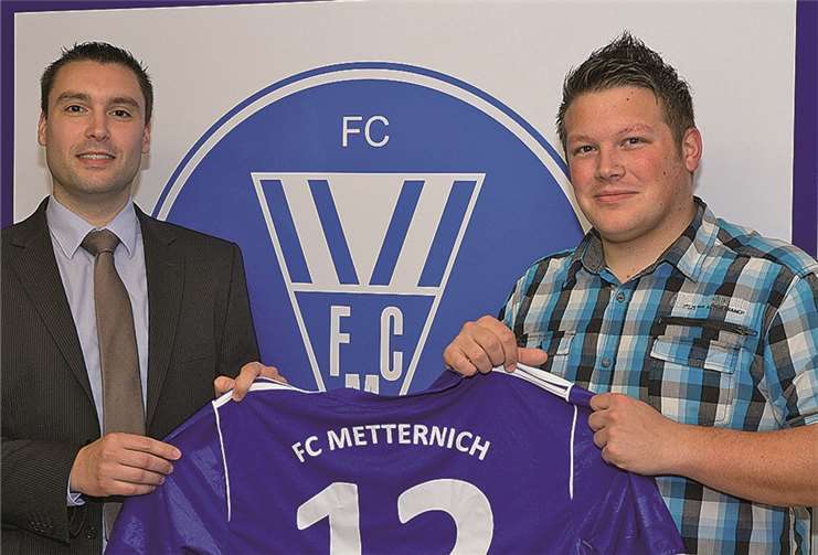 Geschäftsführer Tobias Lommer mit dem neuen Trainer der 3. Mannschaft Kevin Schneider (re.). privat